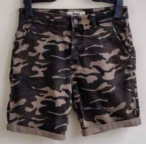 8MM. beige stretchy jeans short met camouflage print mt. M
