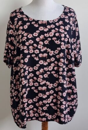 Only zwarte blouse met roze bloemetjes mt. 54