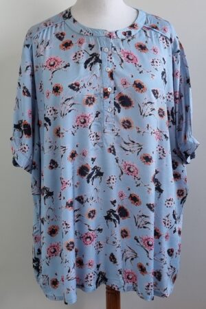Adia lichtblauwe blouse met bloemen prints mt. 54/56