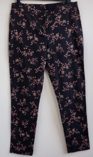 Trend One zwarte broek met roze bloemetjes mt. 38