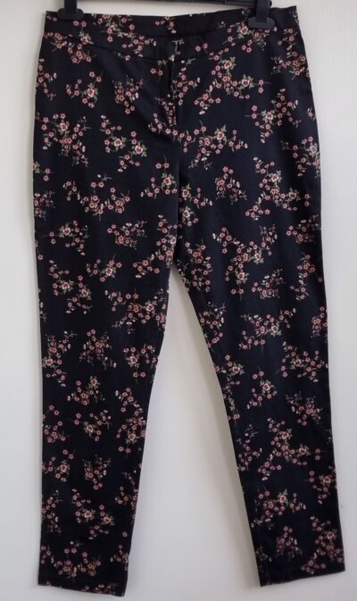 Trend One zwarte broek met roze bloemetjes mt. 38