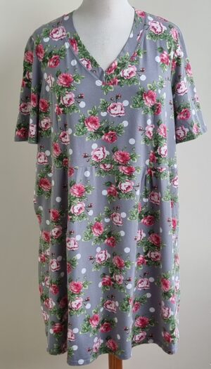 Grijze jurk met roosjes print mt. 50