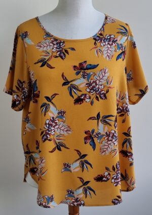 Only okergele blouse met bladeren prints mt. 46