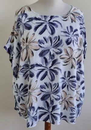 Paprika soepelvallende witte blouse met bloemen mt. 52 (XXL)