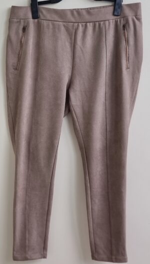 BPC suede stretchy broek in taupe kleur mt. 52/54 dames