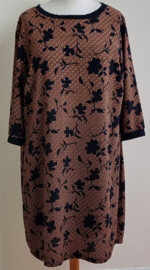 Paprika bruin/zwarte jurk met retro print mt. 48/50