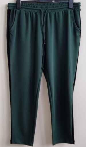 Hema groene broek met zwarte bies mt. L