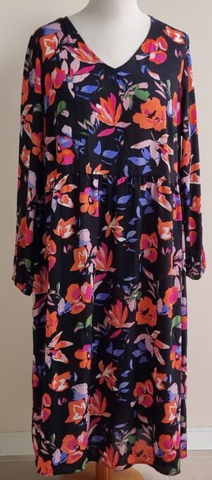 Only Carmakoma zwarte jurk met gekleurde prints mt. 48