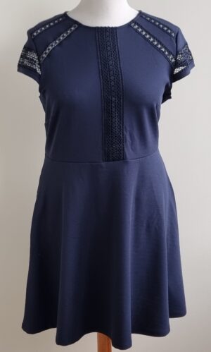 H & M donkerblauwe jurk met kant mt. L
