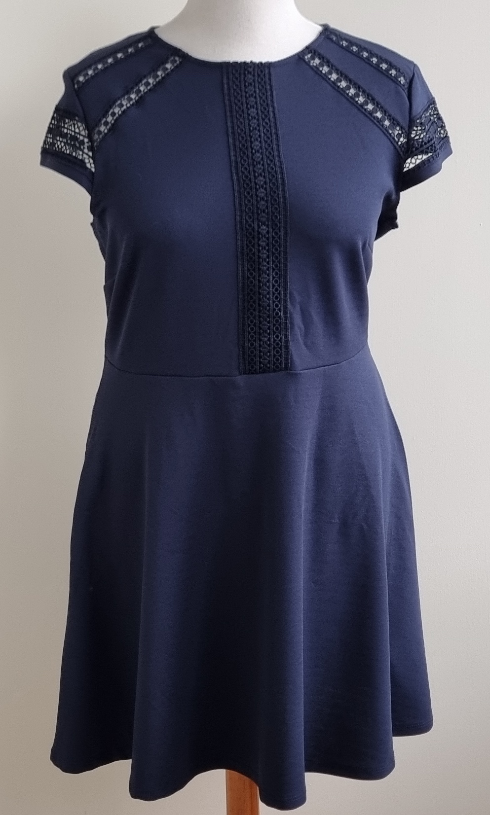 H & M donkerblauwe jurk met kant mt. L