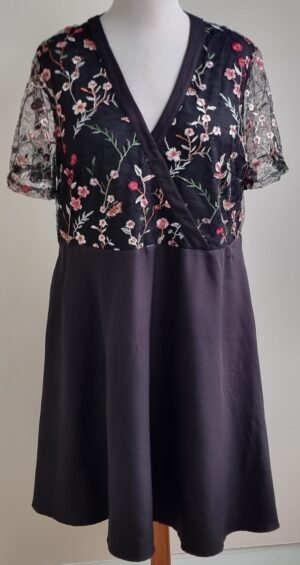 Shein zwarte jurk met borduur mt. 44/46 (2XL)