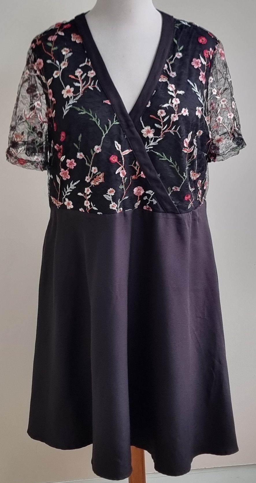 Shein zwarte jurk met borduur mt. 44/46 (2XL)