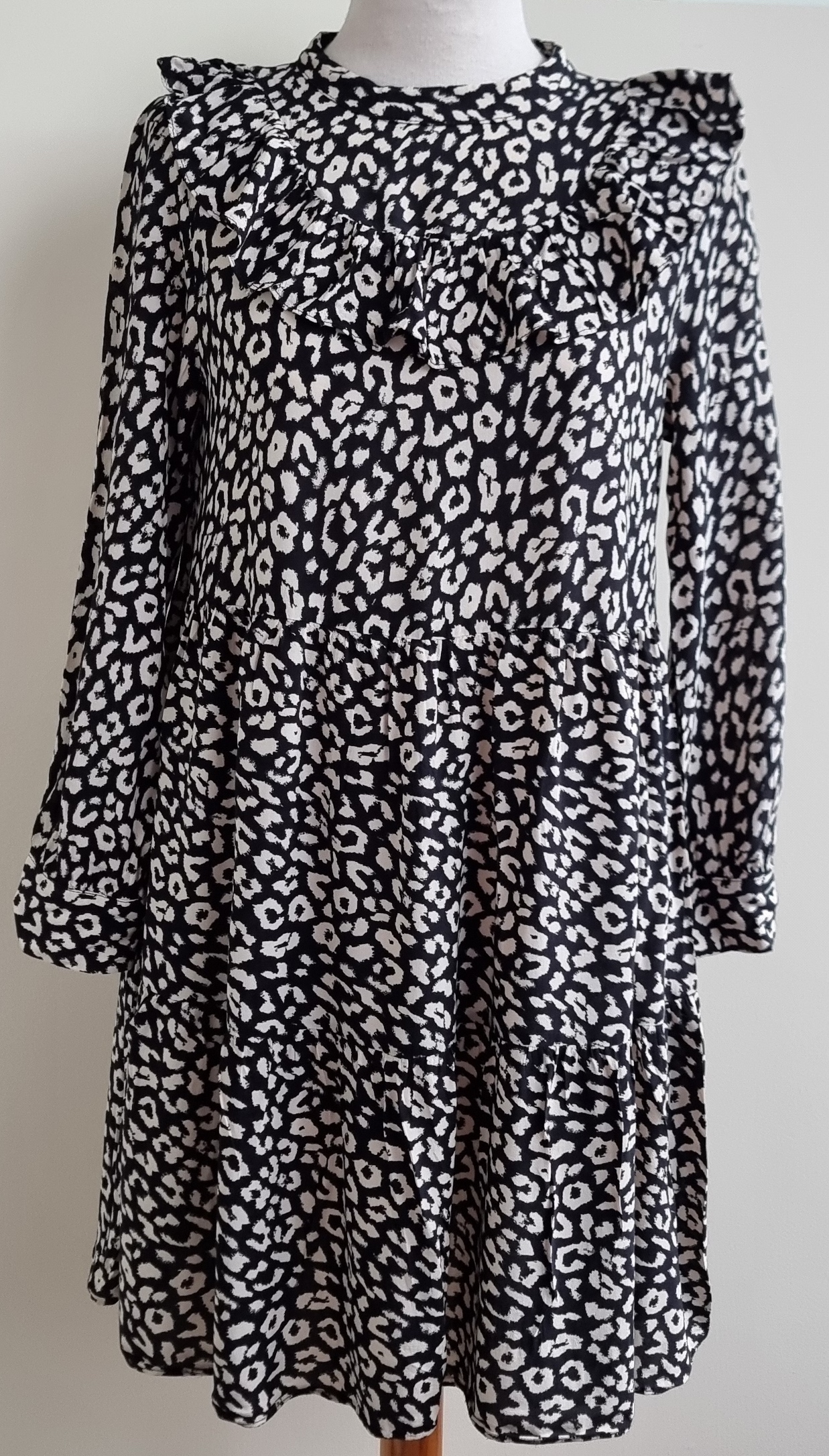 Zara zwart jurkje met roomwitte print mt. S