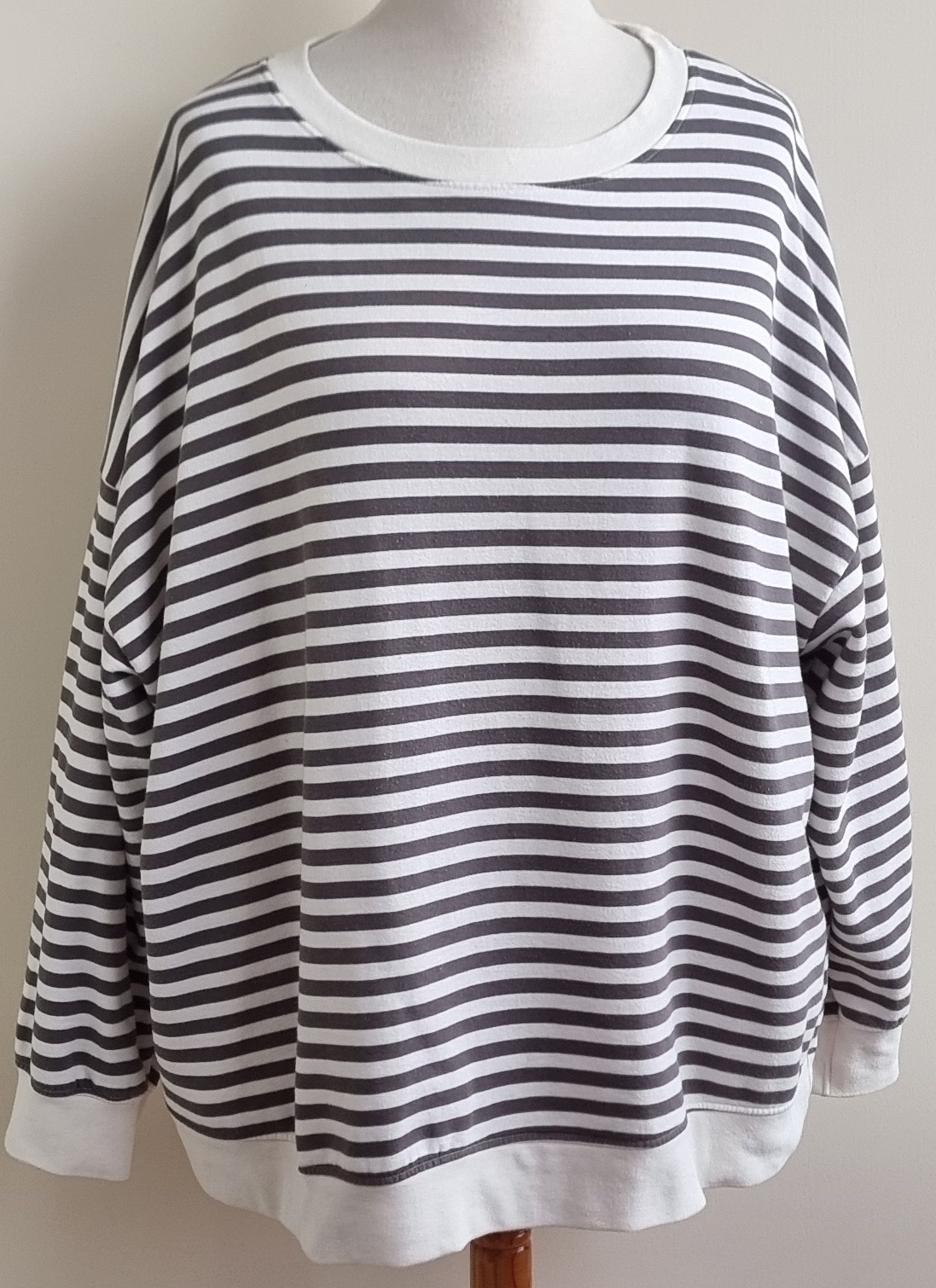 BPC ecru/grijs gestreepte oversized sweater mt. 52/54