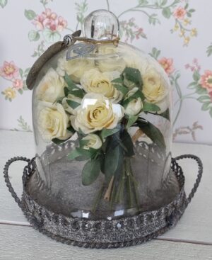 Glazen stolpje met roosjes