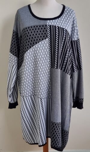 Orientique zwart/witte gebreide jurk mt. 52