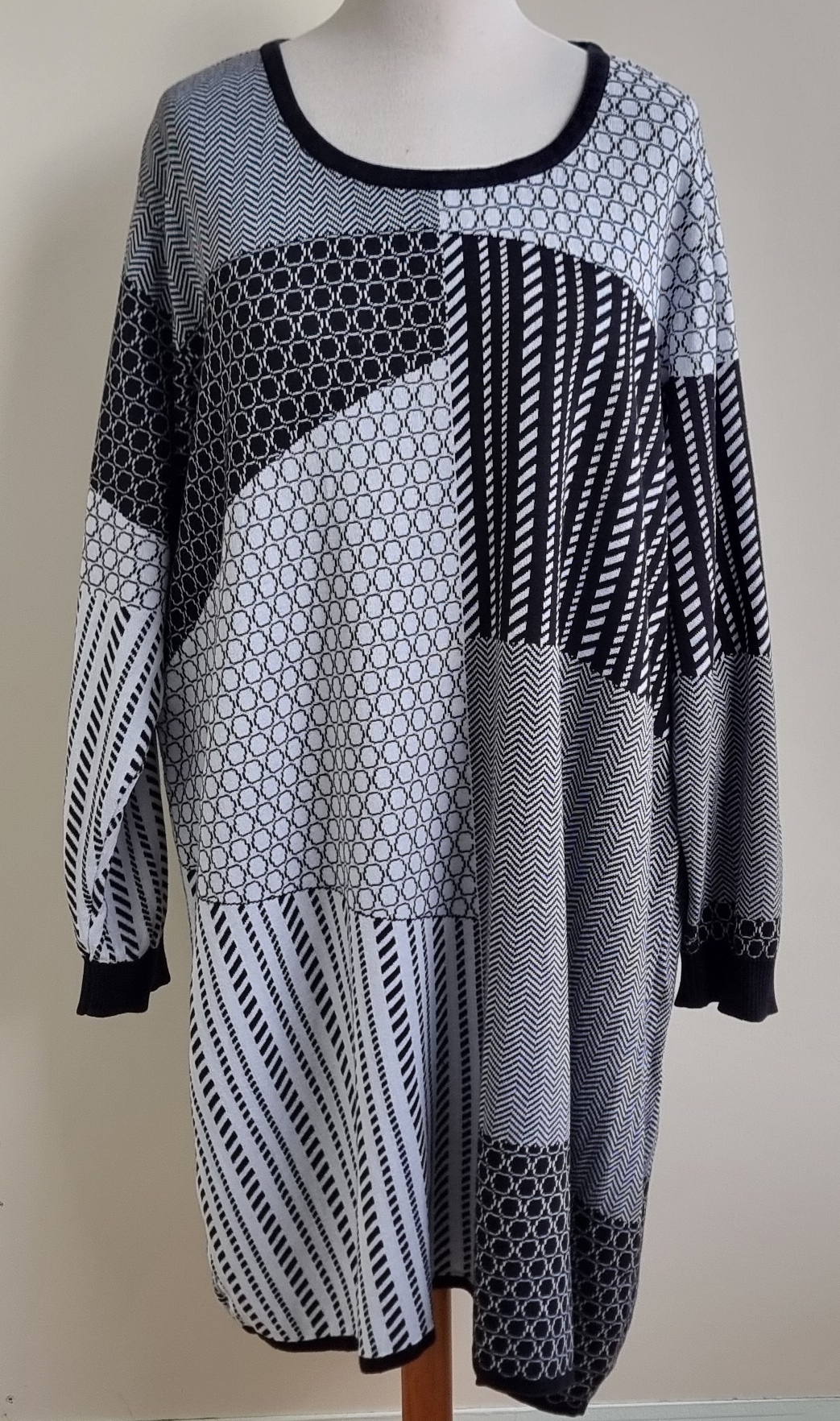 Orientique zwart/witte gebreide jurk mt. 52