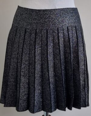 Luc-ce feestelijk zwart/zilverkleurig plooi rokje mt. S
