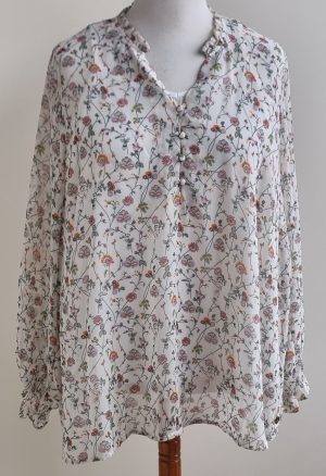 Zoey roomwitte blouse met bloemetjes en top mt. 52 (XL)