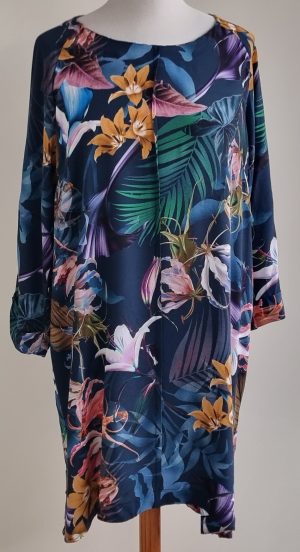 Ophilia soepelvallende blauw jurkje met print mt. 46/48 (3)