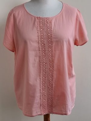 In Extenso zalm roze bloesje met kant mt. 48