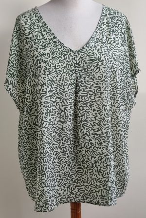 Norah lichtgroene blouse met donkergroene print mt. 48