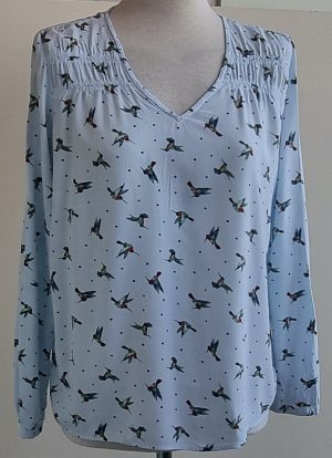 Esprit lichtblauw bloesje met kolibri's mt. 38