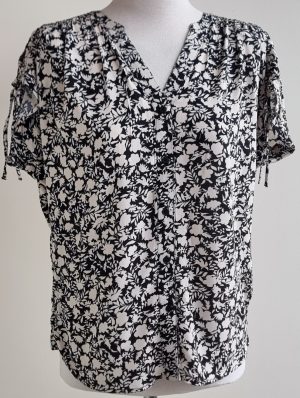 Esprit zwart/roomwit bloesje mt. XS
