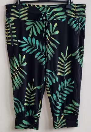 Norah zwarte capri met groene bladeren print mt. 46