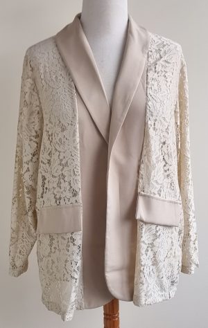 New Collection beige kanten blazertje mt. XL NIEUW