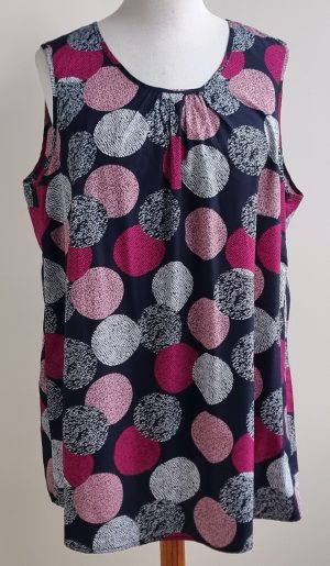 Otto donkerblauwe luchtige top met prints mt. 52