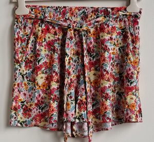 Only soepelvallende short met bloemetjes print mt. M