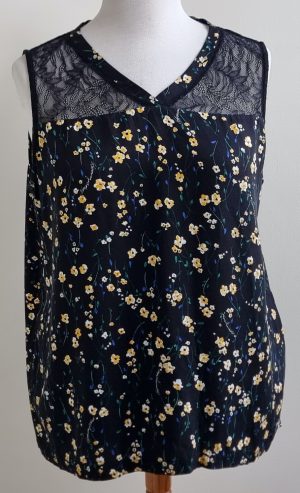 Street One soepelvallende zwarte top met kant mt. 44