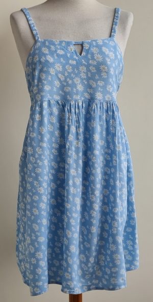 Only lichtblauw jurkje met madeliefjes mt. 42