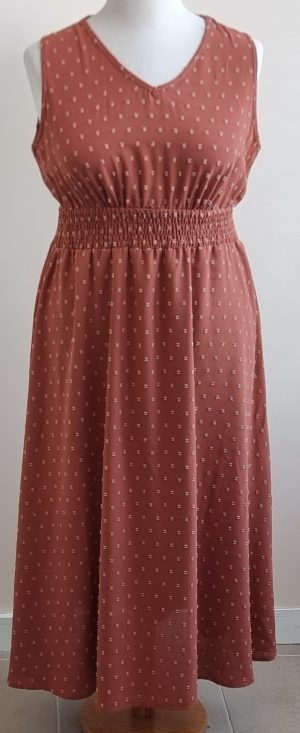Bruine half lange jurk met werkje mt. L