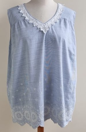 Bexleys lichtblauwe blouse/top met kant en borduur mt. 54