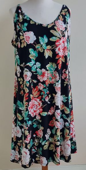 Norah zwart jurkje met bloemen prints mt. 48