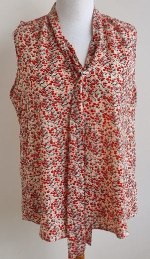 Norah zachtroze blouse met bloemetjes mt. 44