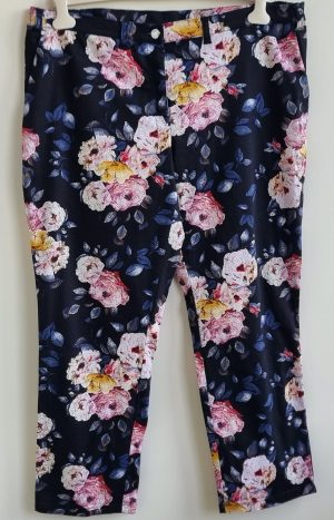 BPC zwarte broek met bloemen prints mt. 48/50
