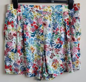H&M witte short met bloemetjes mt. 44