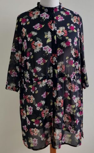Otto zwarte tuniek blouse met bloemen print mt. 50