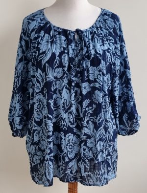 Norah blauwe blouse met lichtblauwe print mt. 46