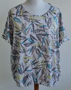 MS Mode beige shirt met bladeren print mt. XXL (52)
