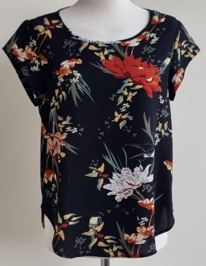 Only zwart bloesje/shirt met bloemen prints mt. 38