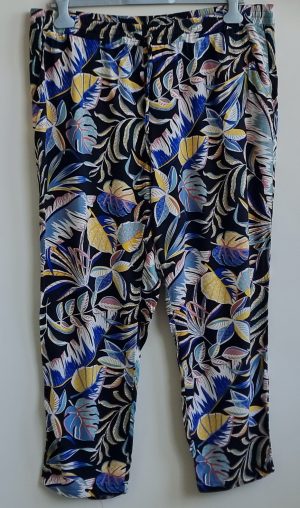 MS Mode zwarte broek met gekleurde bladeren print mt. 52