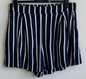 H&M zwart/wit gestreepte short mt. 46