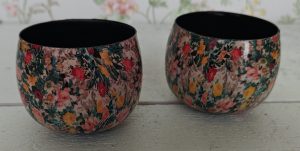2 Kleine gekleurde bloempotjes